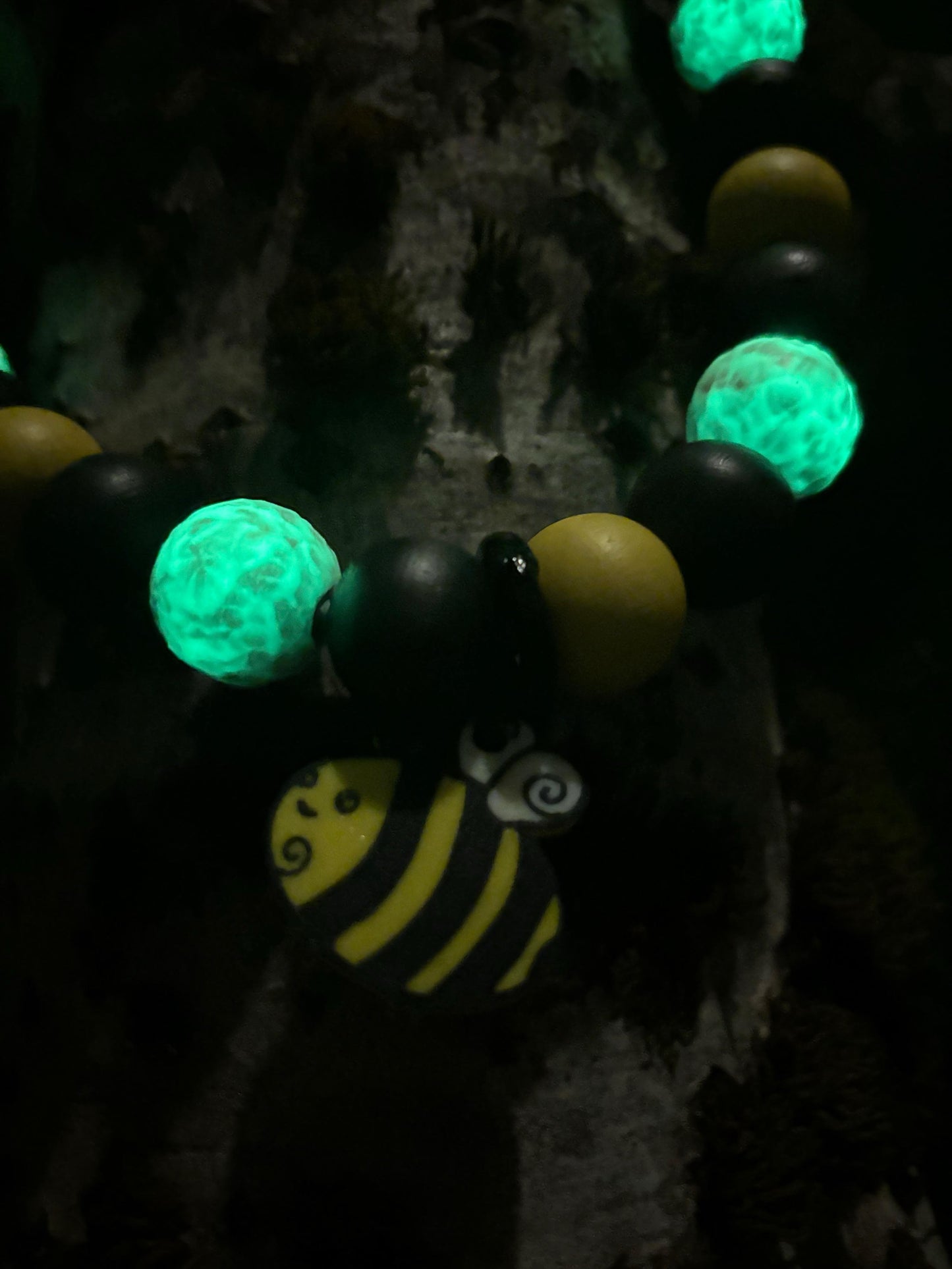 Blooming Bee🐝 Glow in the dark Button Beads Pet Necklace